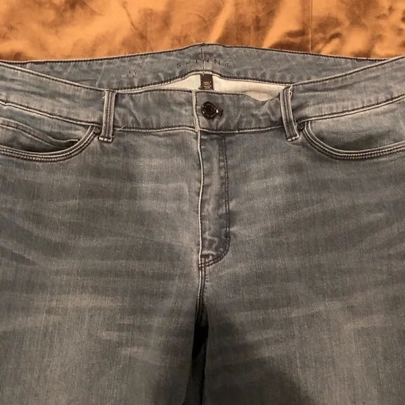 WHBM Skinny Jean in light denim - Picture 2 of 5